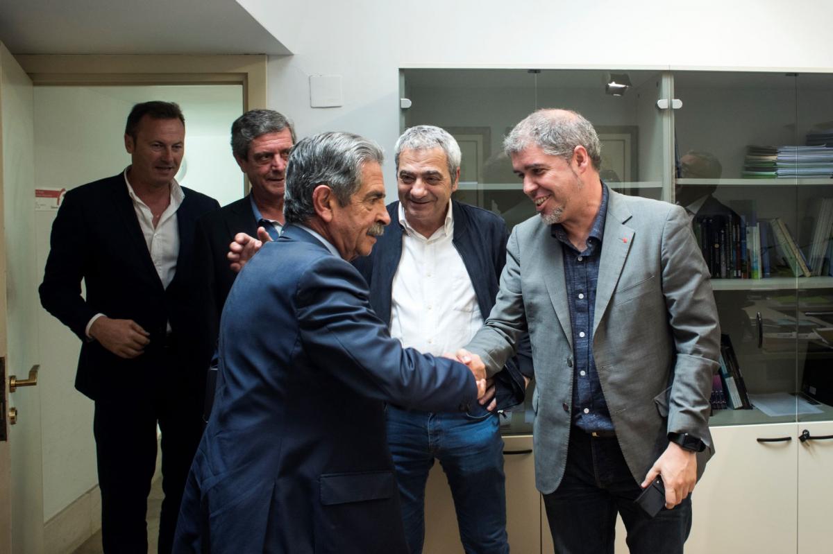 Unai Sordo saluda a Revilla, junto a Carlos Snchez, secretario general de CCOO de Cantabria.