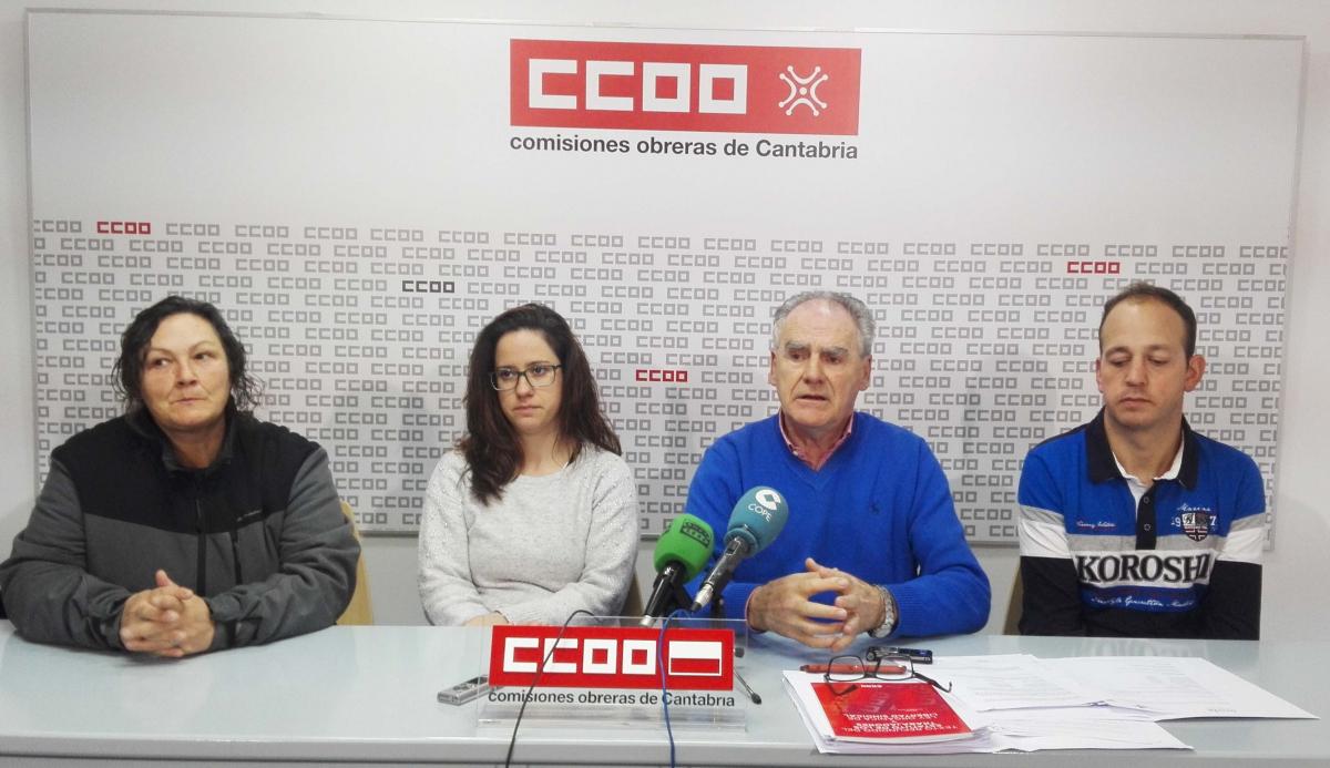 Jess de Cos, secretario general de la Federacin de Construccin y Servicios de CCOO en Cantabria, junto a miembros del Comit de Huelga de TIR Cantabria