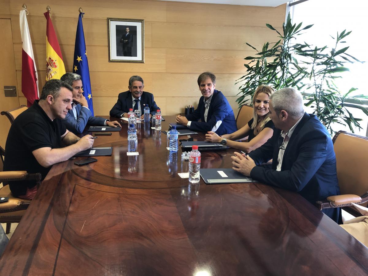 Reunin de los agentes sociales con el presidente y el vicepresidente del Gobierno de Cantabria