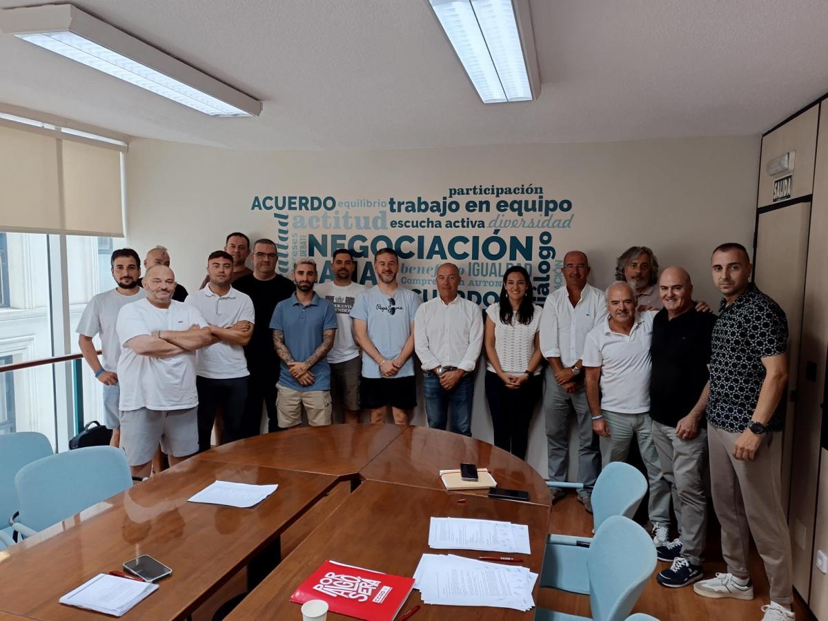 Representantes sindicales y patronales durante la firma del convenio