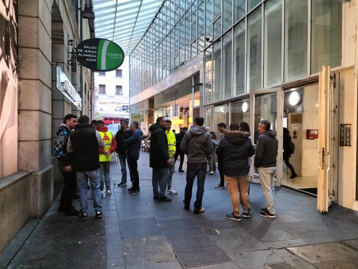 Trabajadores frente a la sede del ORECLA en coincidencia con una nueva mediacin en la negociacin