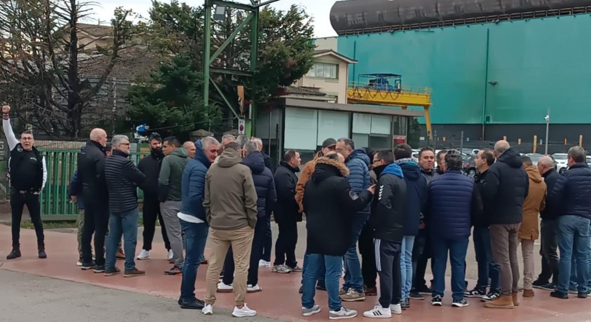 Trabajadores a las puertas de la fábrica