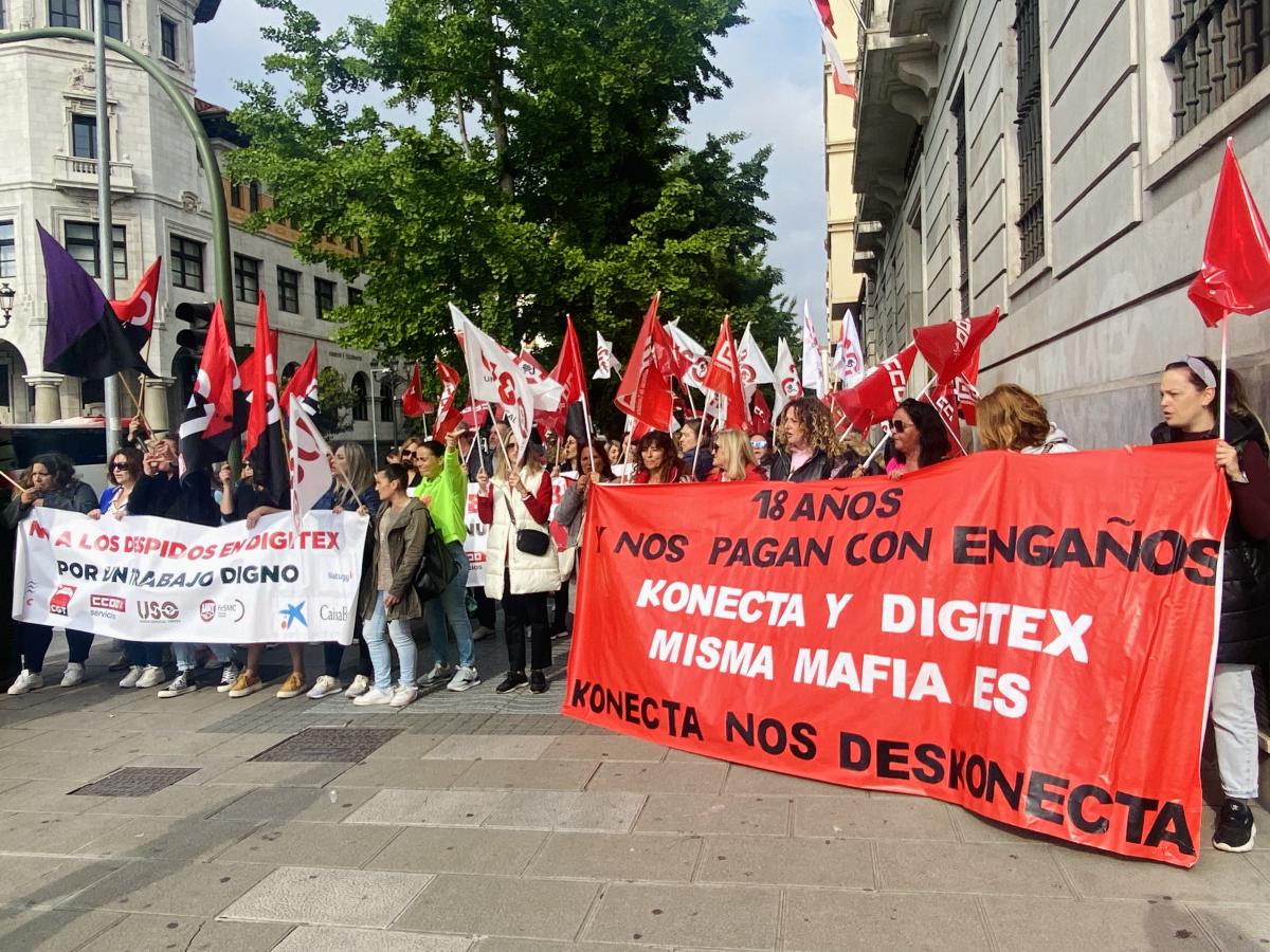 Concentración de la plantilla de Digitex frente a Delegación del Gobierno.
