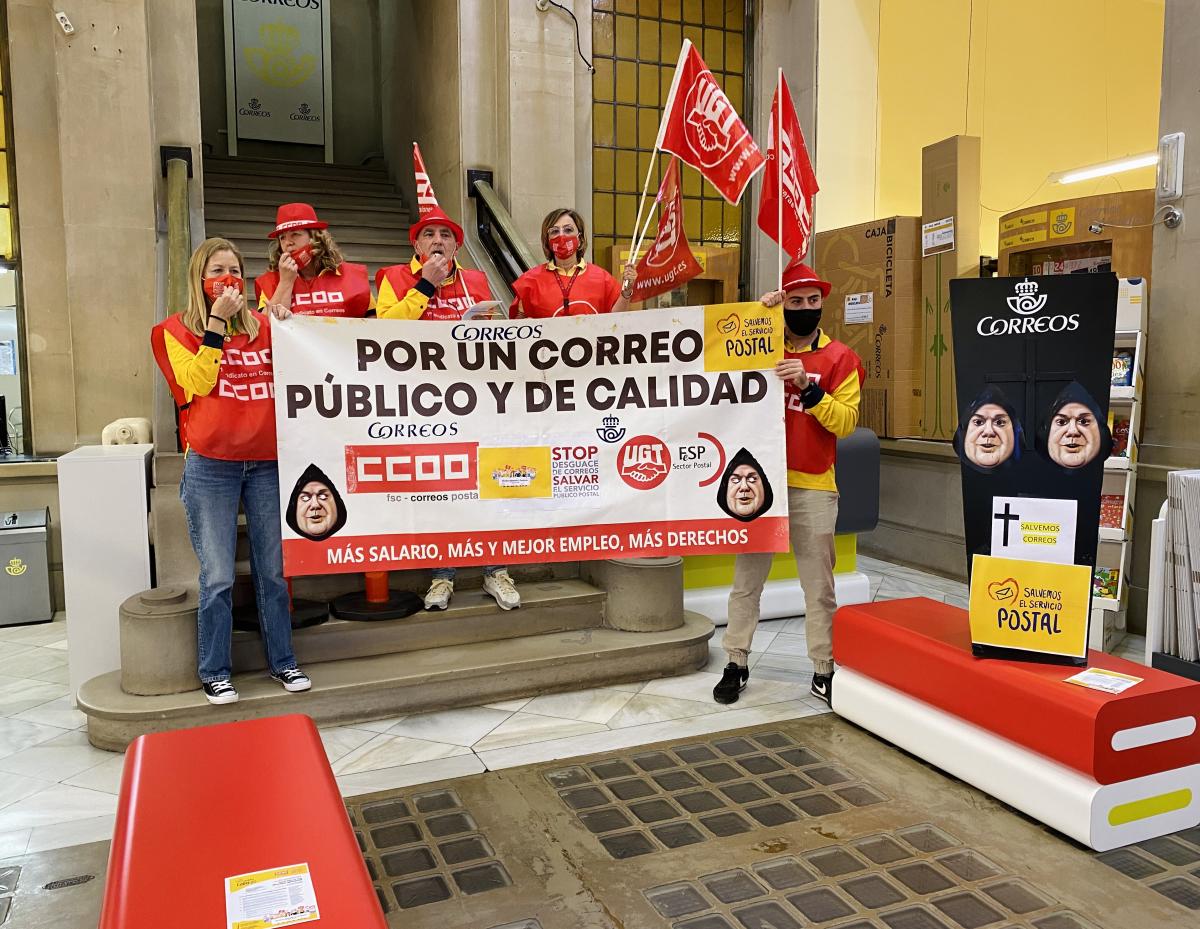Concentración de los delegados y delegadas de CCOO y UGT en la oficina de Correos de Santander.