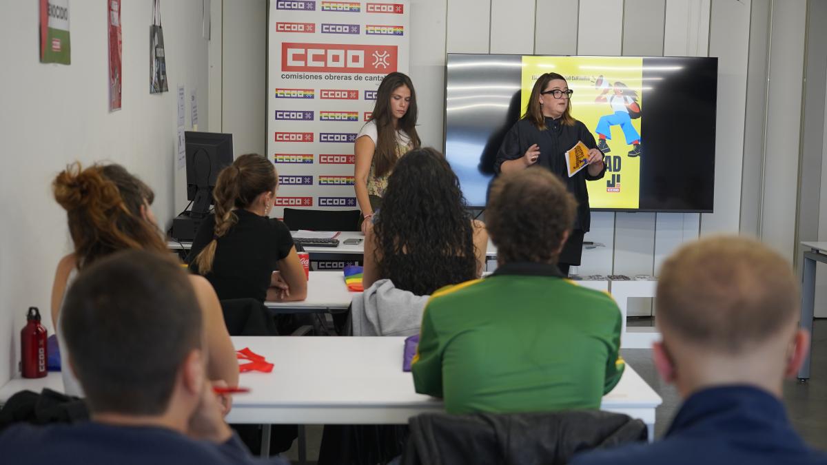 Rosa Mantecón, secretaria general de CCOO de Cantabria, y Andrea Garay, secretaria de Jóvenes en la inauguración de la escuela