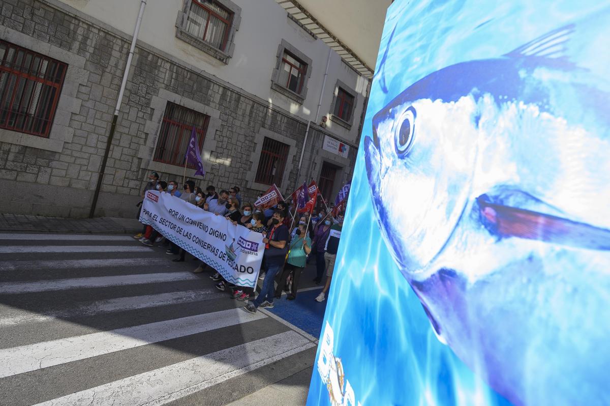Manifestación en Santoña por un convenio digno para las conservas de pescado