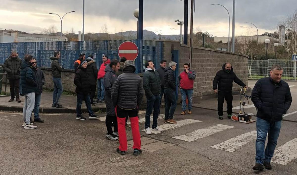 Trabajadores en la puerta de la factora de Entrambasaguas