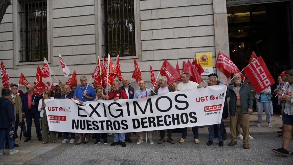 Concentración de los pensionistas de CCOO y UGT en el Dïa de las Personas Mayores