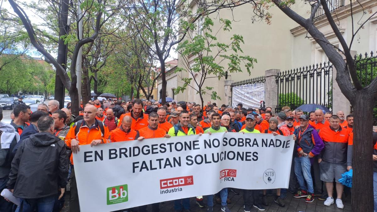 Concentracin de Bridgestone en la embajada de Japn en Madrid