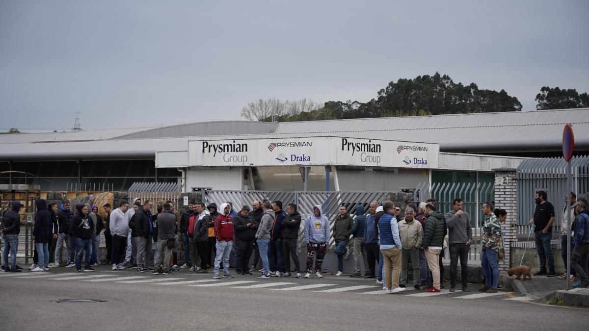 Trabajadores a las puertas de Prysmian