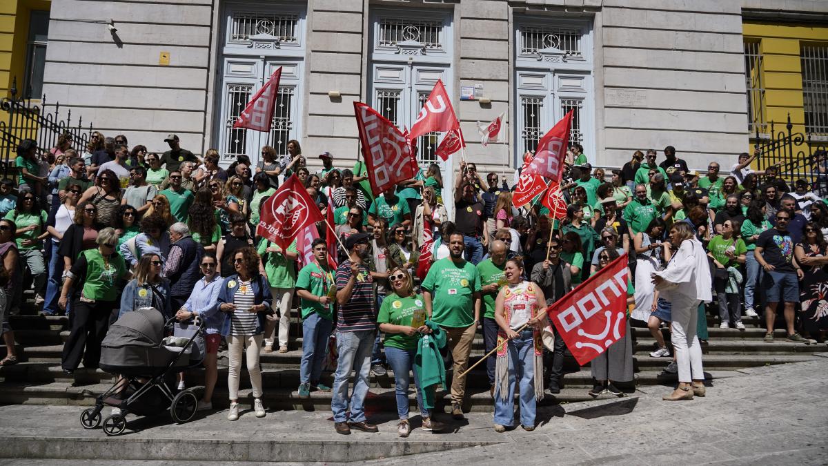 Concentracin del colectivo docente frente al IES Santa Clara.