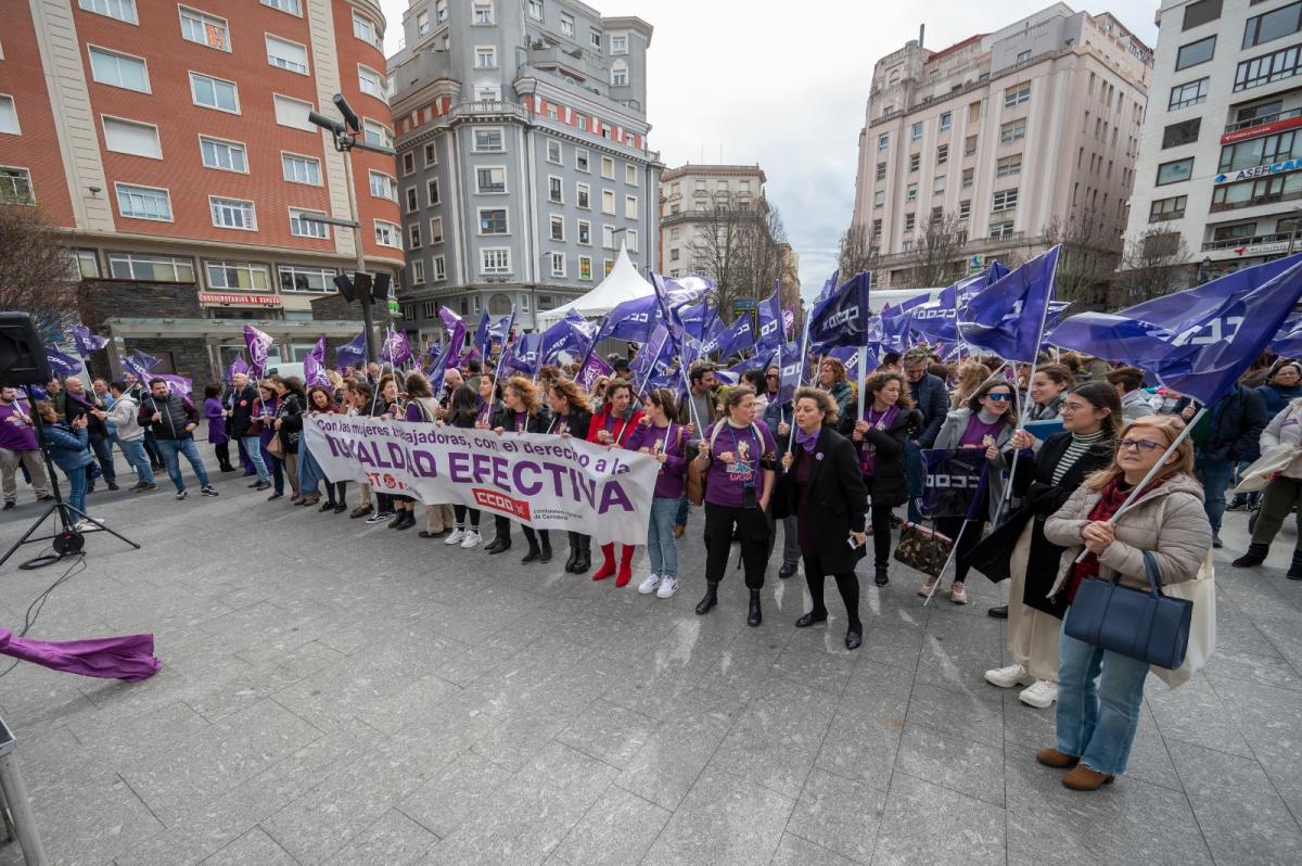 Concentración frente al Ayuntamiento de Santander por la igualdad efectiva de las mujeres en el ámbito laboral
