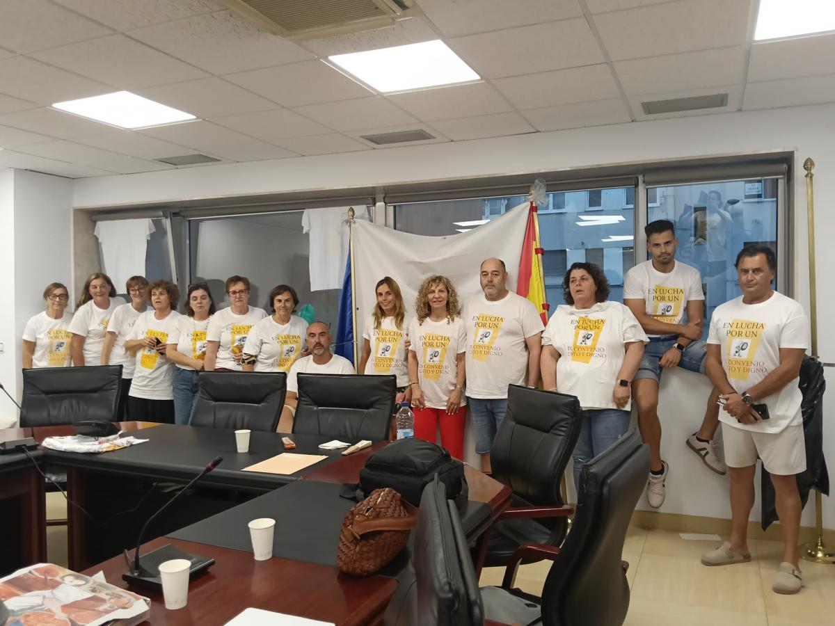 Encierro del comité de empresa del Gobierno de Cantabria
