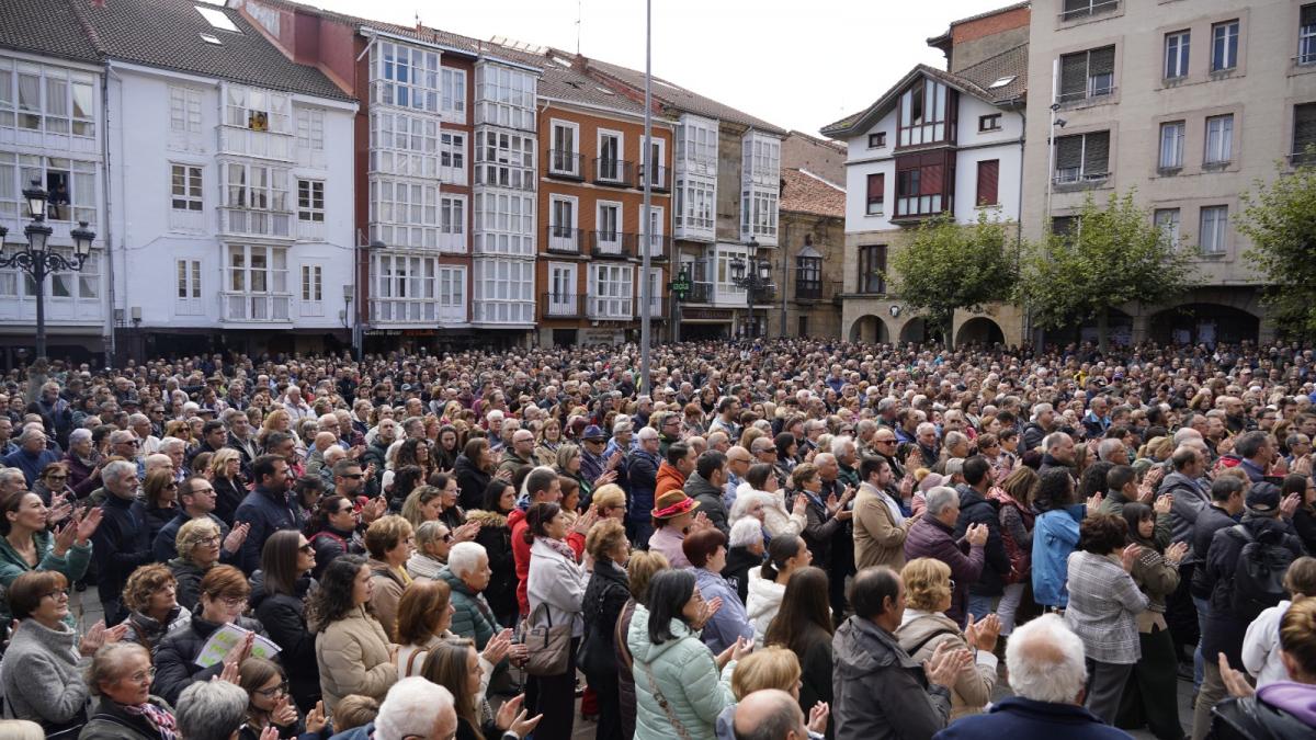 Lleno total en la plaza del Ayuntamiento de Reinosa