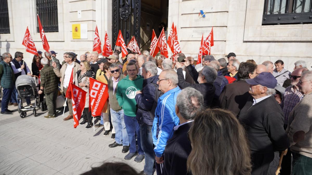 CCOO y UGT durante la concentracin