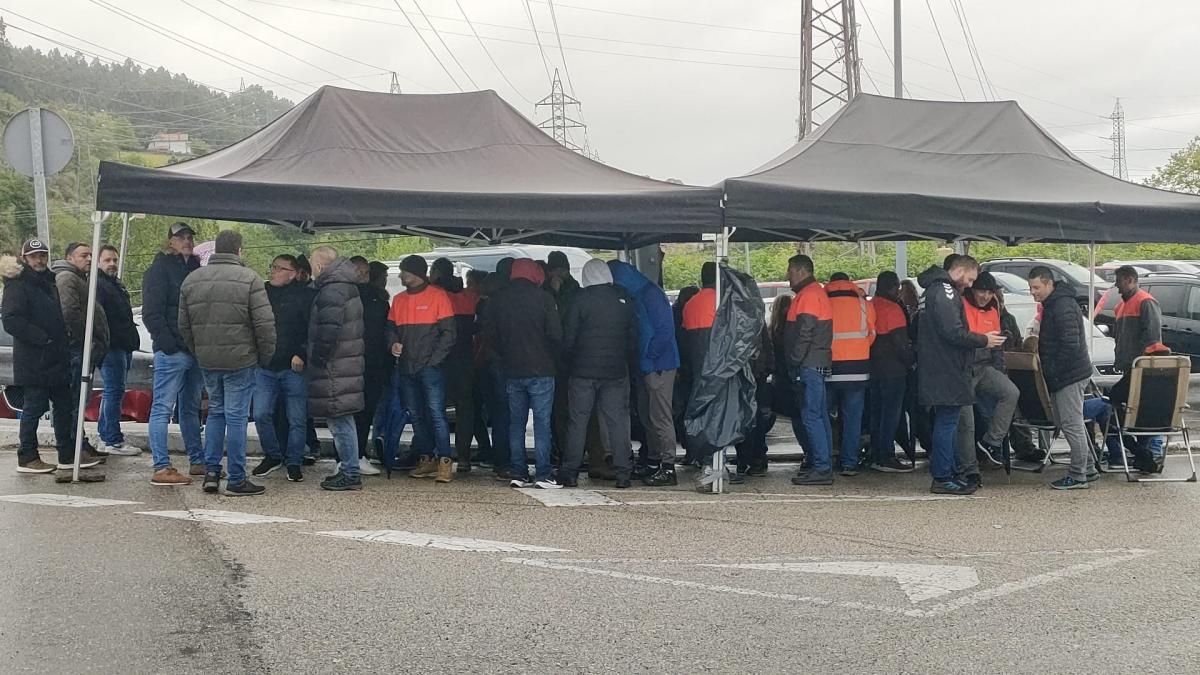 Trabajadores en la plantilla en la jornada de huelga de hoy