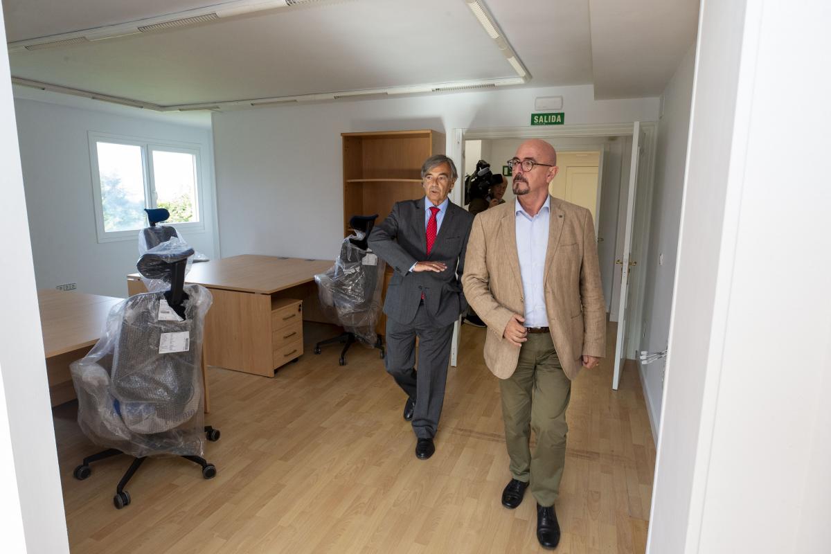 César Pascual durante su visita a las instalaciones en la avenida de los Castros de Santander