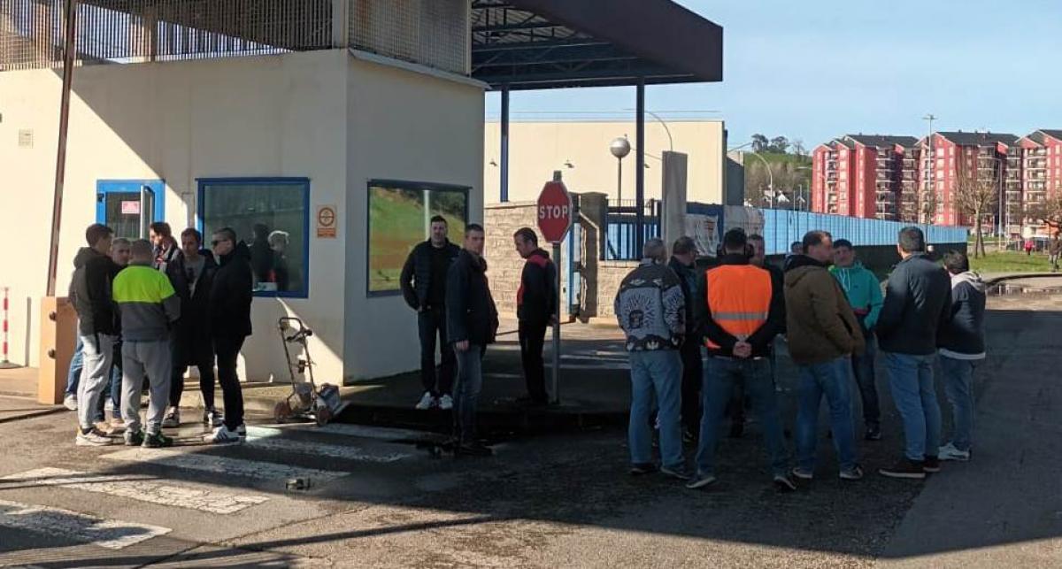 Trabajadores movilizados en la portera de la fbrica