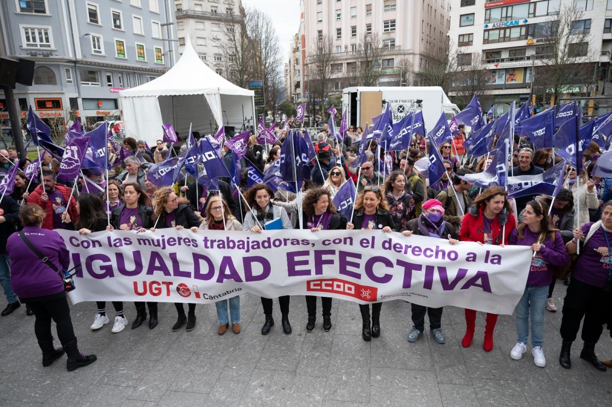 Concentración frente al Ayuntamiento de Santander por la igualdad efectiva de las mujeres en el ámbito laboral