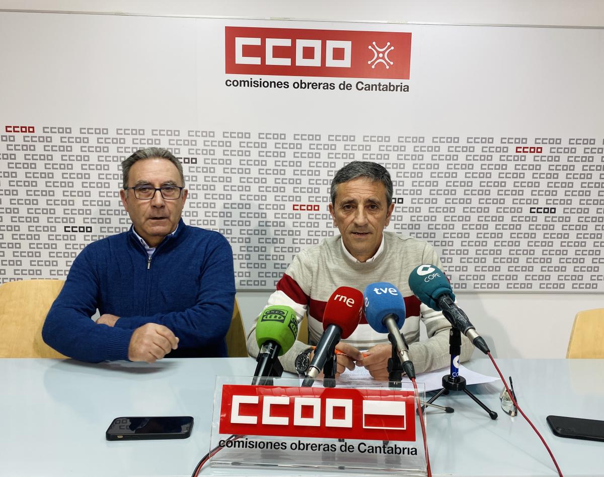 Carmelo Renedo, coordinador del sector autonómico de la FSC de CCOO en Cantabria, y Juan Carlos Rodríguez, delegado de CCOO y trabajador del servicio de carreteras