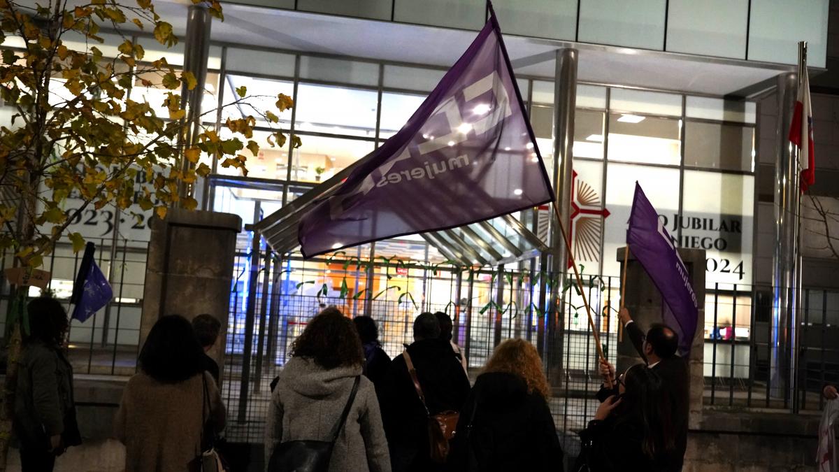 Representantes de CCOO se han acercado a acompaar a las personas encerradas en la sede del Gobierno de Cantabria