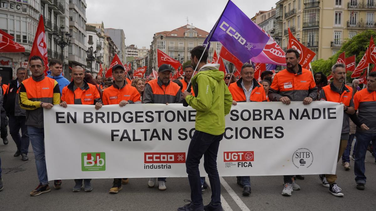 Trabajadores de Bridgestone tras la pancarta durante la manifestacin del Primero de Mayo