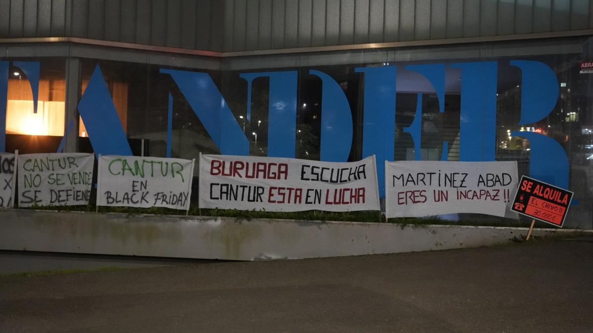 Algunos carteles que se exhibieron durante la concentracin