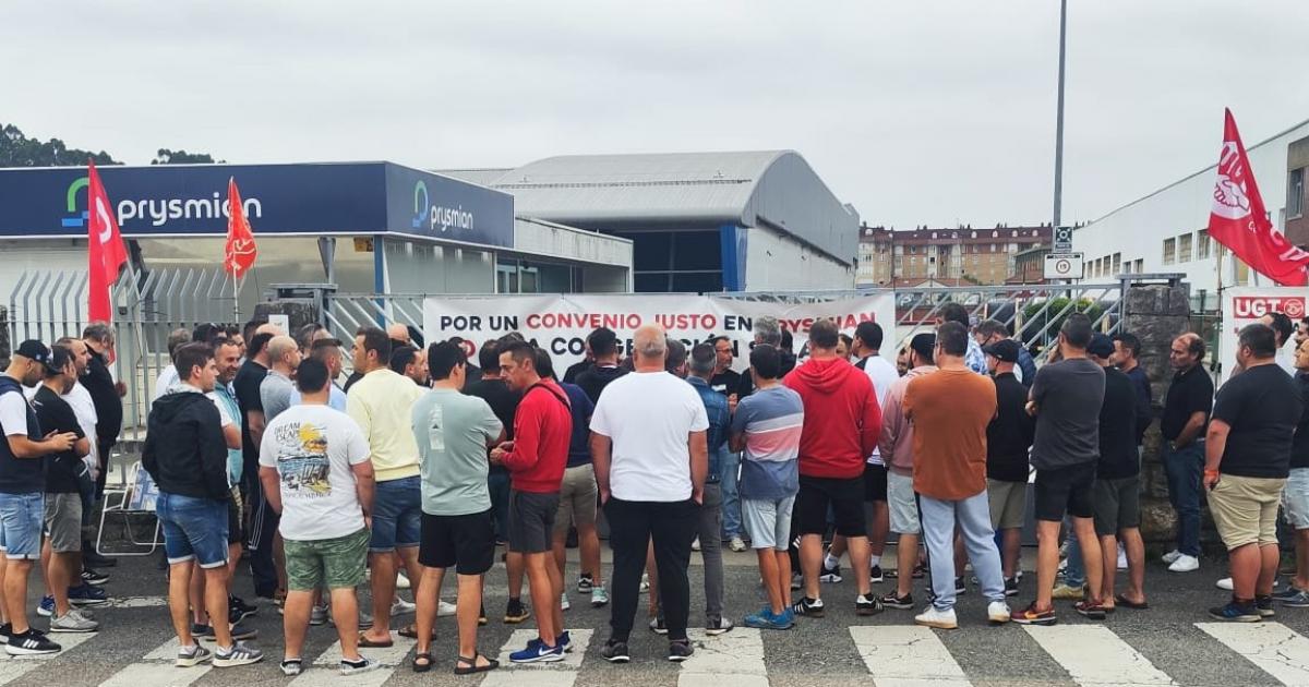 Trabajadores en la puerta de Prysmian