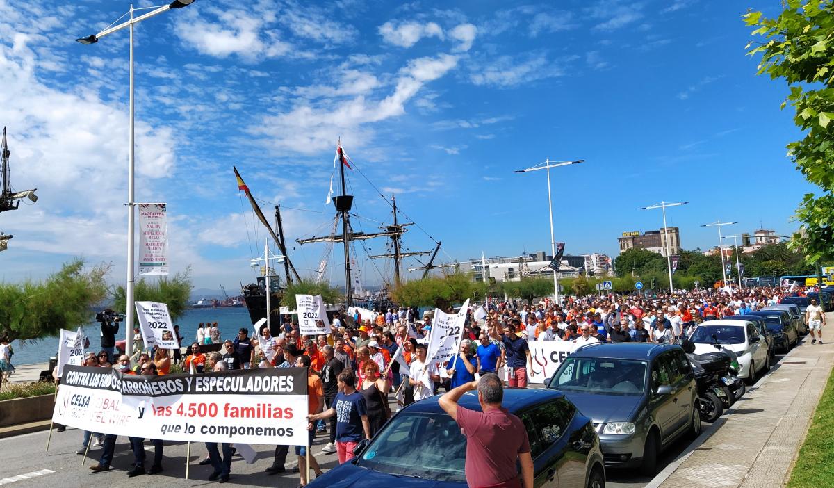 Cientos de trabajadores y trabajadoras de GSW manifestándose por Santander