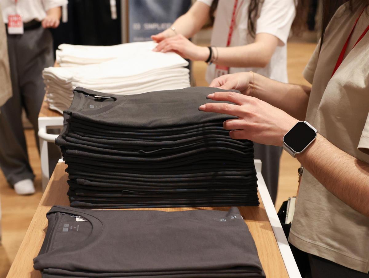 Varias dependientas colocan la ropa en una tienda de moda - Marta Fernández - Europa Pres