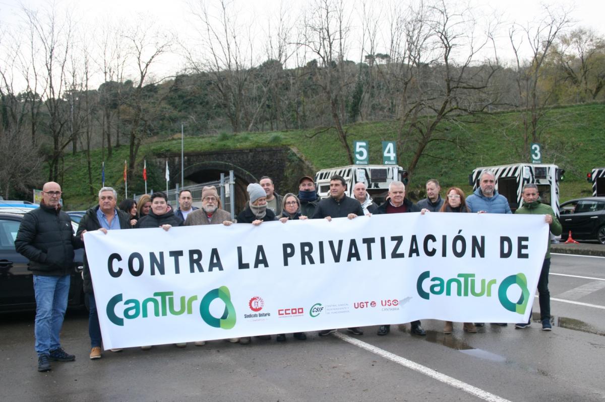 Concentracin personal de Cantur a la puerta de Cabrceno