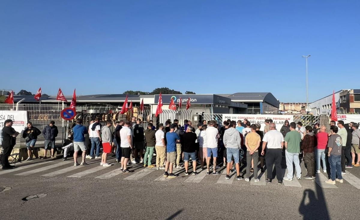 Asamblea en la puerta de la fábrica en el tercer día de huelga