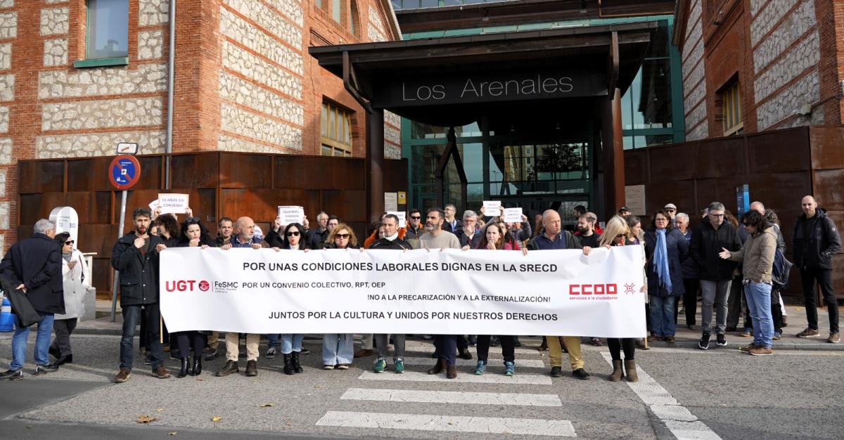 Concentración del personal de la SRECD en las puertas del edificio Los Arenales