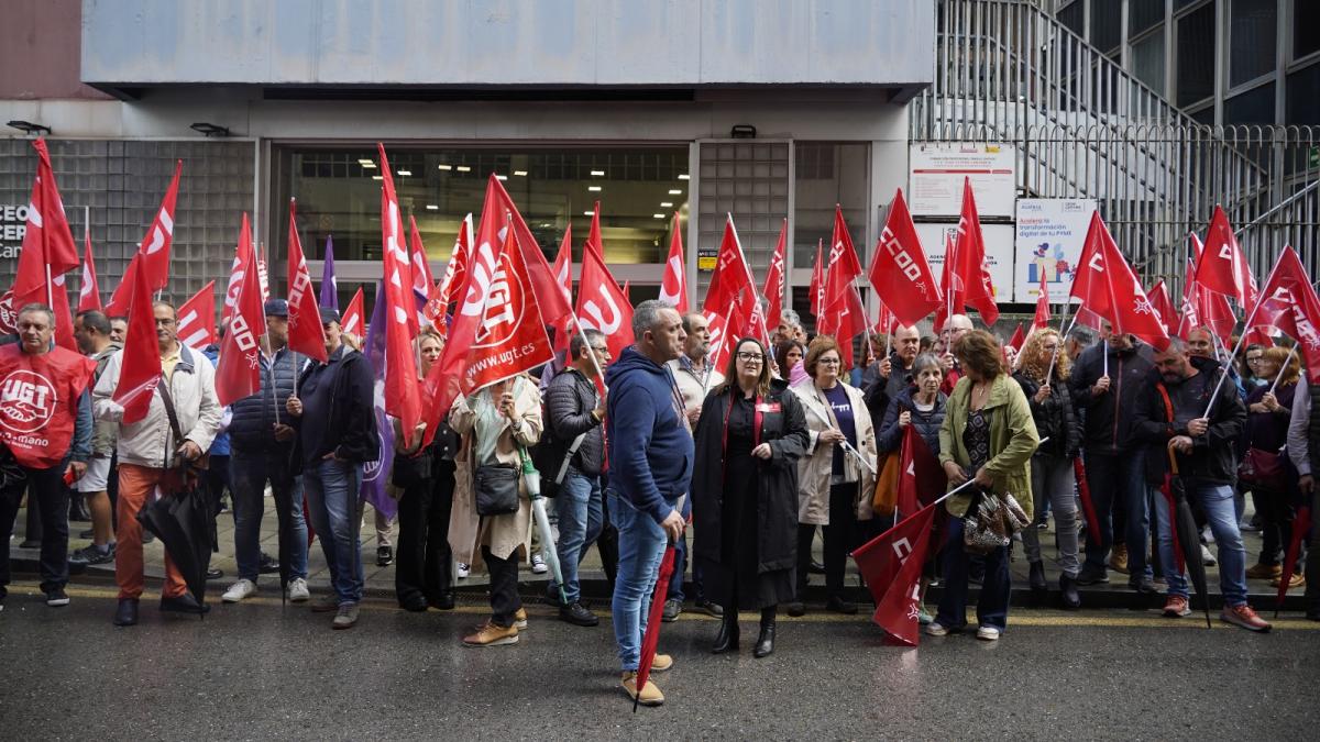 Concentracin por la reduccin de la jornada frente a la sede de CEOE en Cantabria