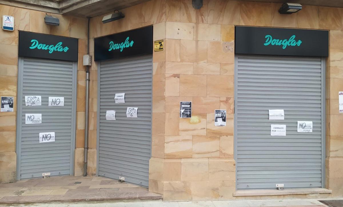 Tienda de Douglas cerrada durante una de las jornadas de huelga.