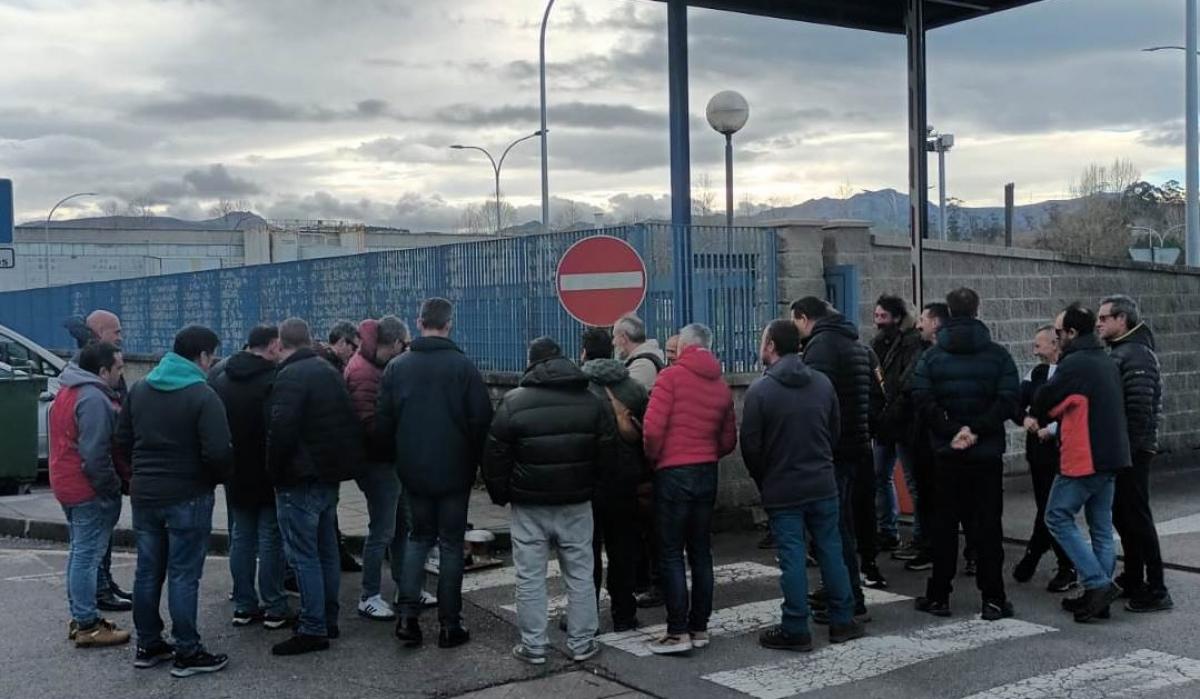 Trabajadores movilizados en la portera de la fbrica