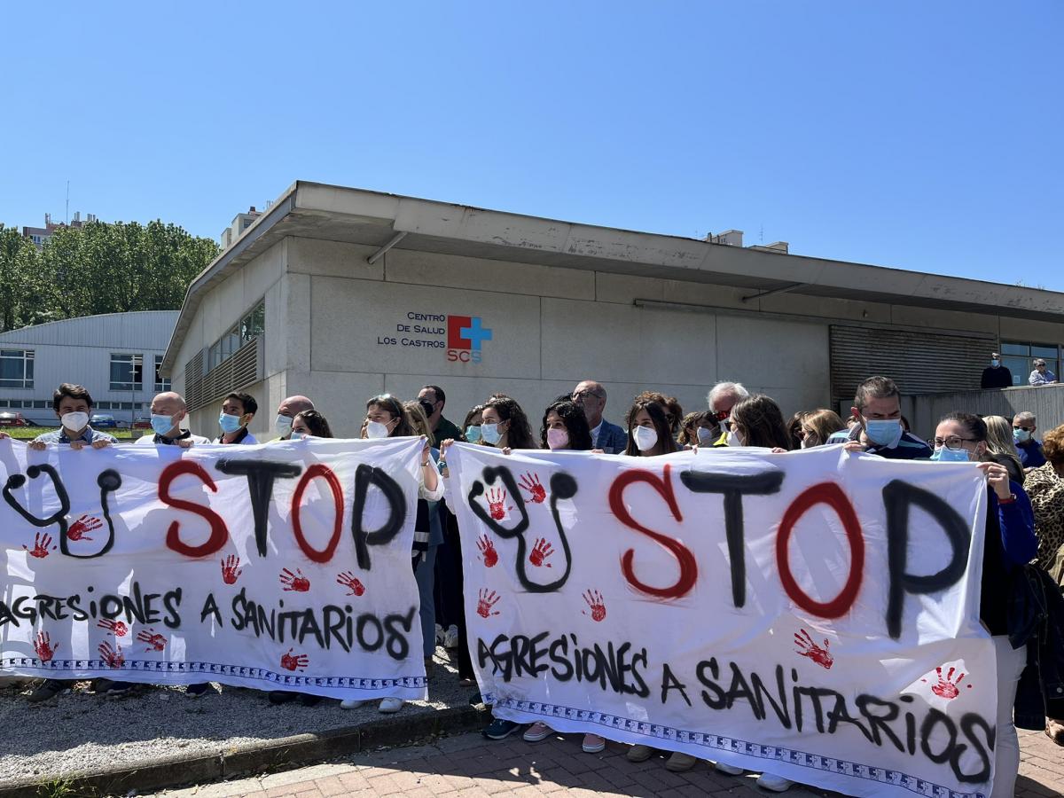 Concentación en el centro de salud de Los Castros contra la agresión a los profesionales de la sanidad en Cantabria tras las últimas agresiones