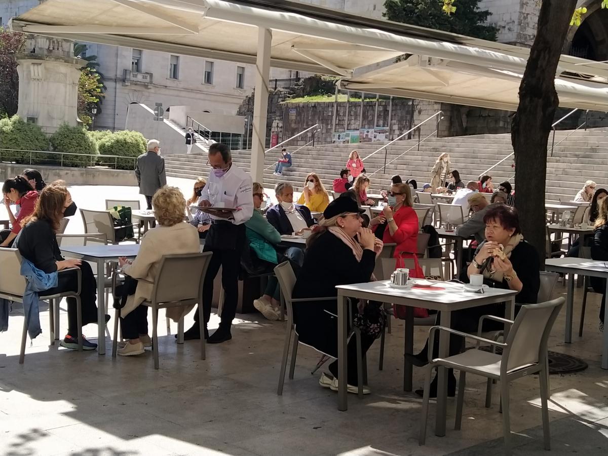 Un camarero en una terraza de Santander
