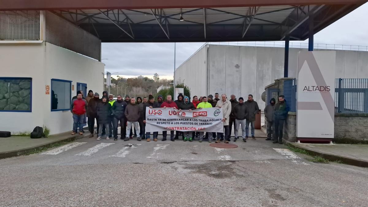 Concentracin ante la portera de la fbrica coincidiendo con el primer da de huelga.