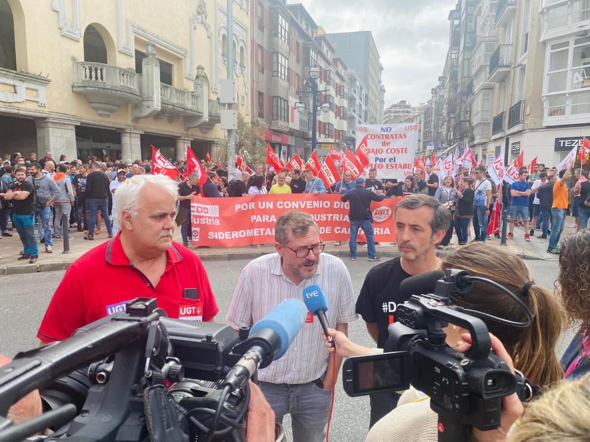 Los secretarios generales de industria de los 3 sindicatos atienden a los medios antes de la manifestación del 2 de junio