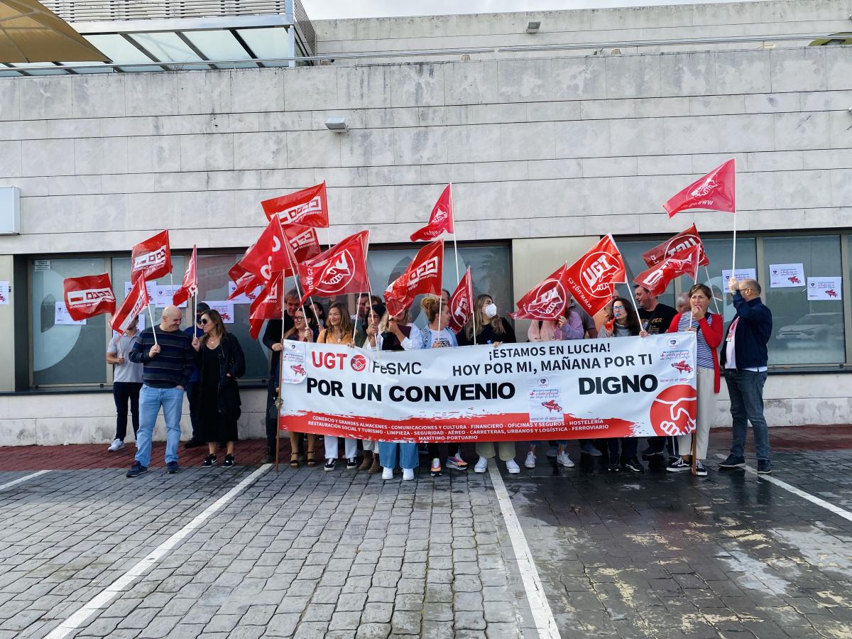 Concentración a las puertas de Quirón Prevención en Santander