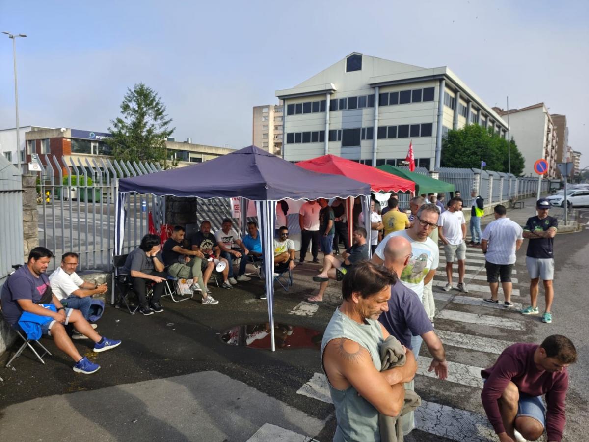Trabajadores a las puertas de la fábrica